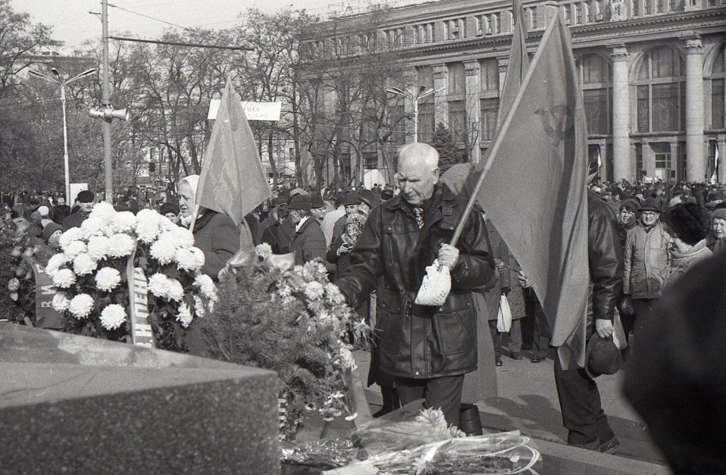 Как в Днепре в конце 1990-х отмечали День Октябрьского переворота (Фото) - рис. 3