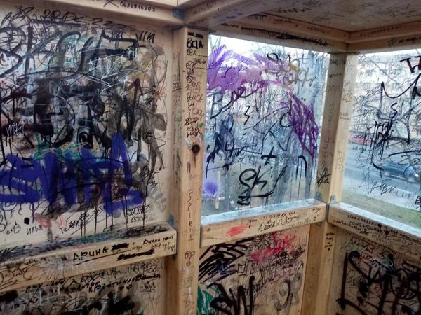 Изрисовали все: в Днепре вандалы изуродовали новый сквер - рис. 1