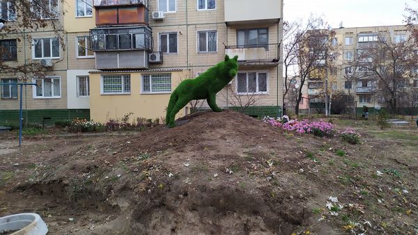 Под Днепром появилась декоративная скульптура волка - рис. 1