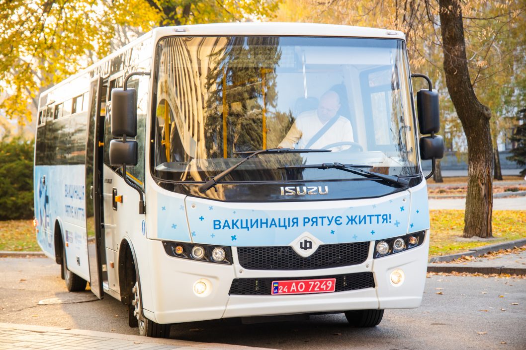 Для медиков Днепропетровской области передали автобусы - рис. 3