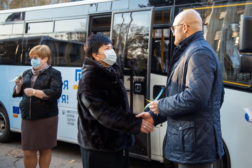 Для медиков Днепропетровской области передали автобусы - рис. 4