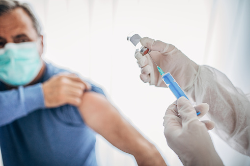Медики Днепра опровергают мифы о вакцинации от Covid-19 - рис. 1
