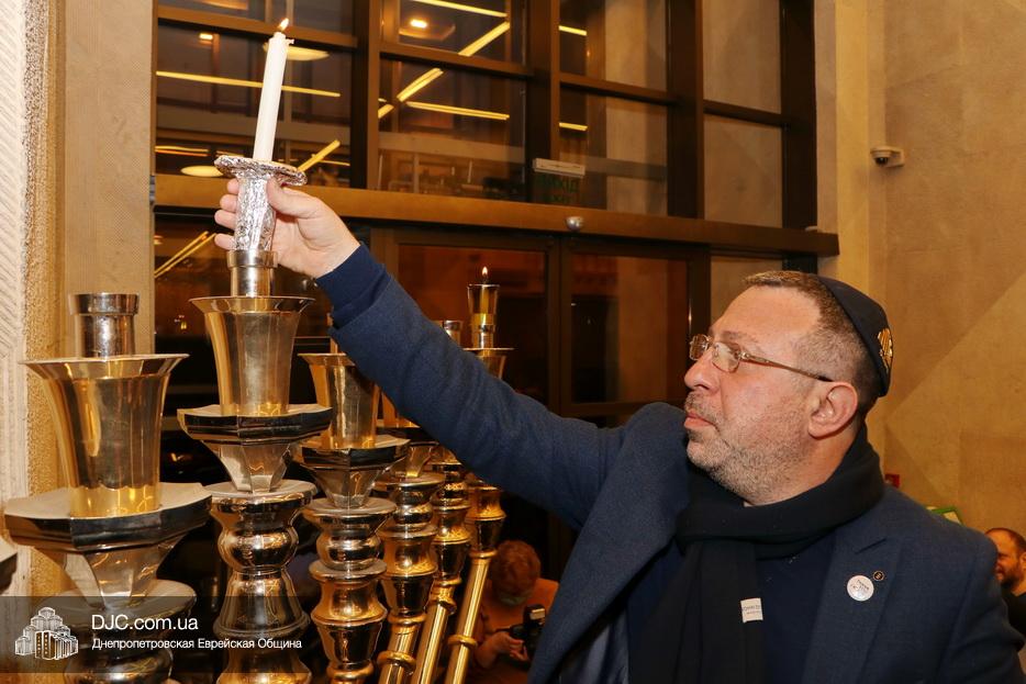 В Днепре Геннадий Корбан зажег свечу на главной ханукие города (Фото) - рис. 5