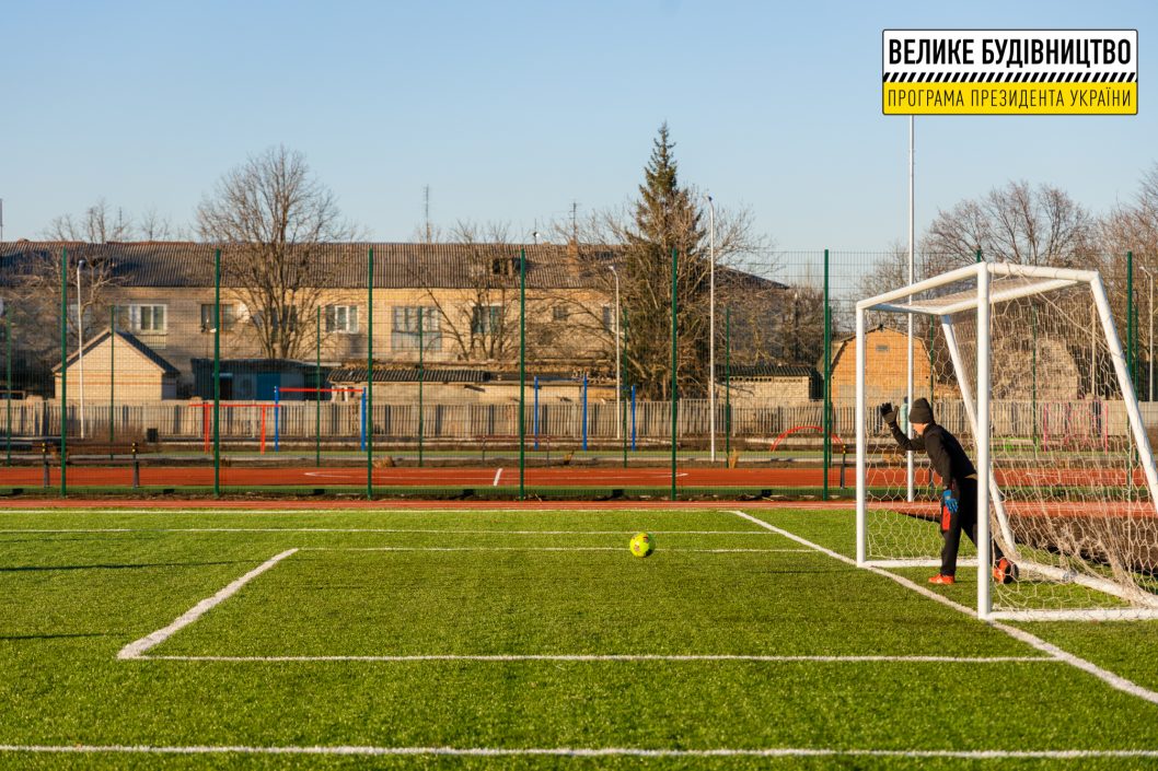 Для тренировок и соревнований: в Апостолово реконструировали стадион лицея №1 - рис. 3