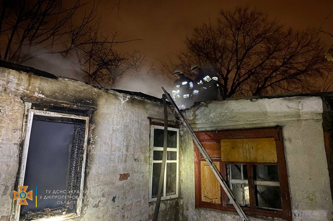 На левом берегу Днепра сгорело заброшенное здание (Фото/Видео) - рис. 1