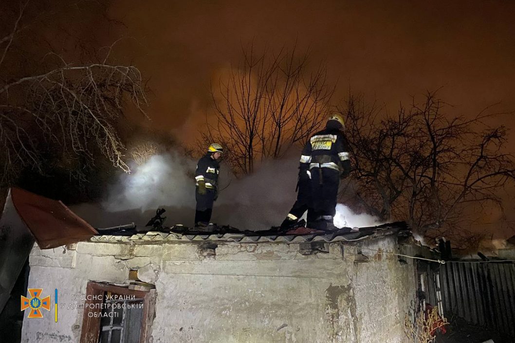 На левом берегу Днепра сгорело заброшенное здание (Фото/Видео) - рис. 3