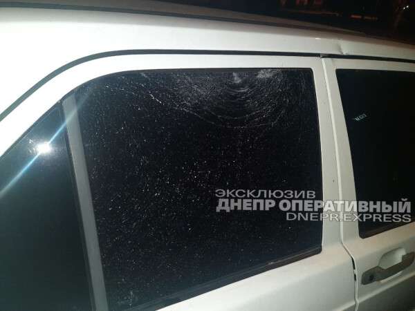 В Днепре хулиганы повредили автомобиль из-за замечания на дороге - рис. 1