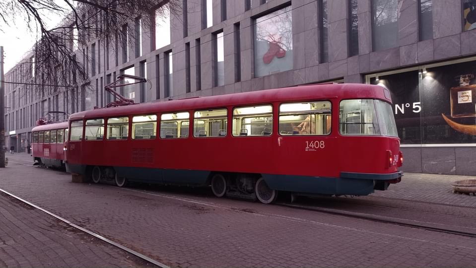 В центре Днепра трамвай №1 сошел с рельсов - рис. 1