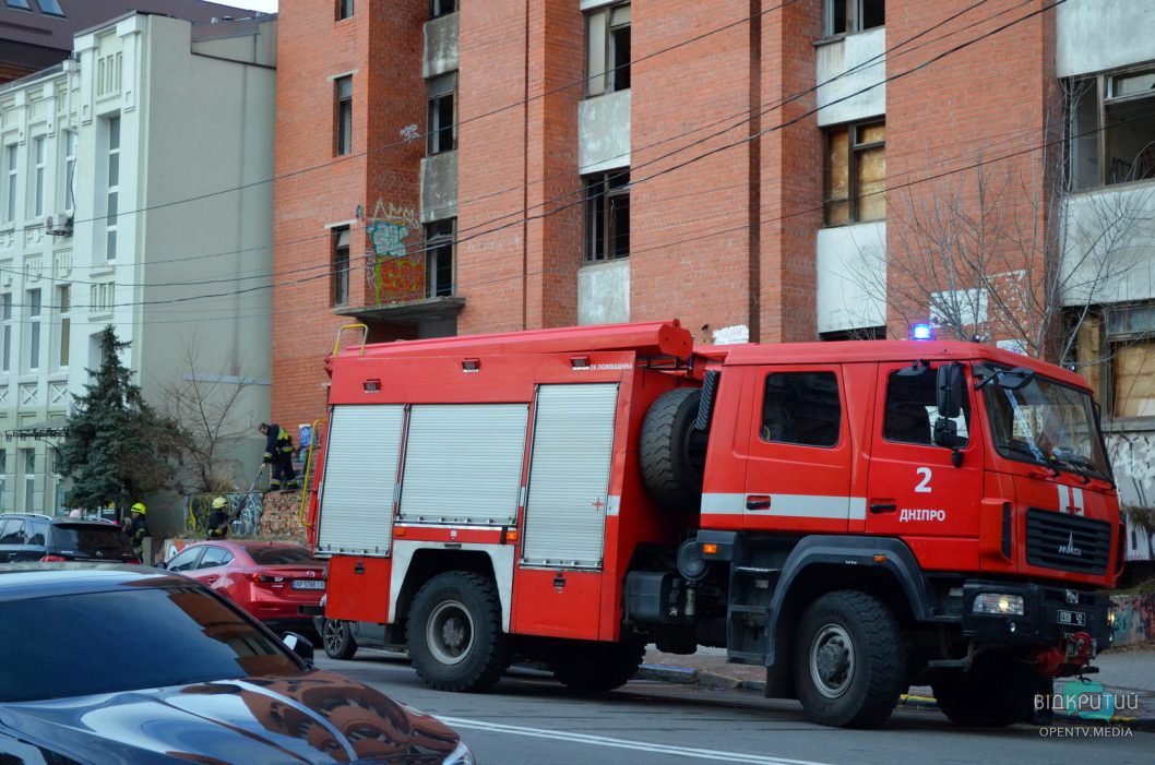 В центре Днепра горела заброшенная многоэтажка (Фото/Видео) - рис. 3