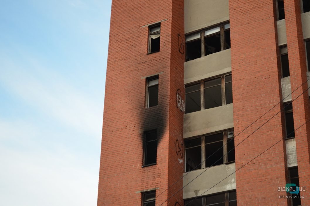 В центре Днепра горела заброшенная многоэтажка (Фото/Видео) - рис. 8