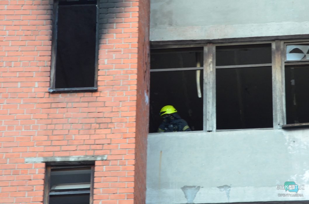 В центре Днепра горела заброшенная многоэтажка (Фото/Видео) - рис. 6