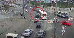 В центре Днепра столкнулись автобус и внедорожник: затруднено движение (Видео) - рис. 4