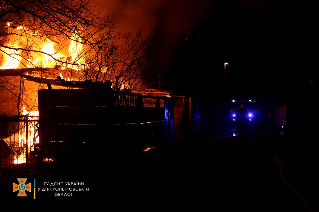 В Днепре дотла сгорел дачный дом: пострадал мужчина (Фото/Видео) - рис. 1