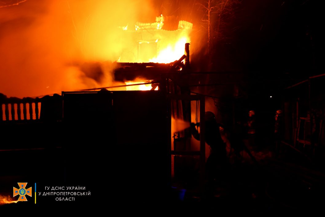 В Днепре дотла сгорел дачный дом: пострадал мужчина (Фото/Видео) - рис. 3