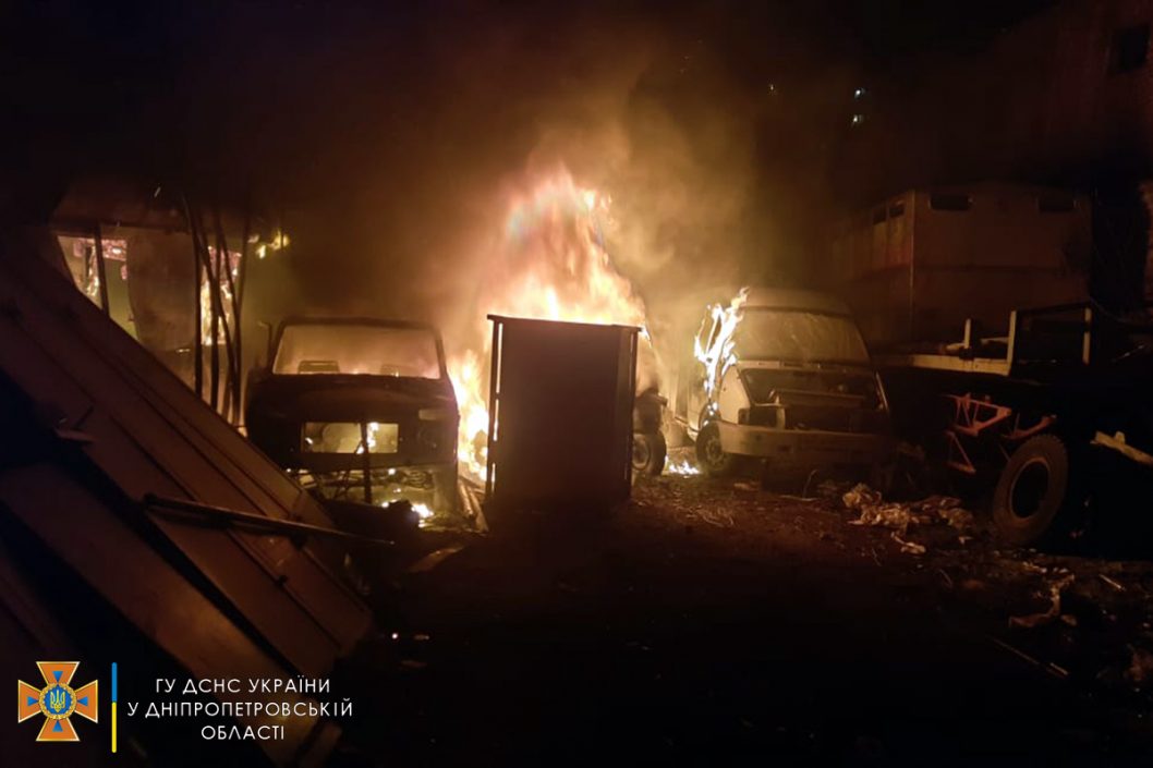 В Днепре пожар уничтожил имущество предприятия: сгорели три автомобиля - рис. 1