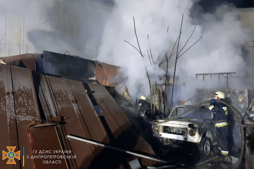 В Днепре пожар уничтожил имущество предприятия: сгорели три автомобиля - рис. 2
