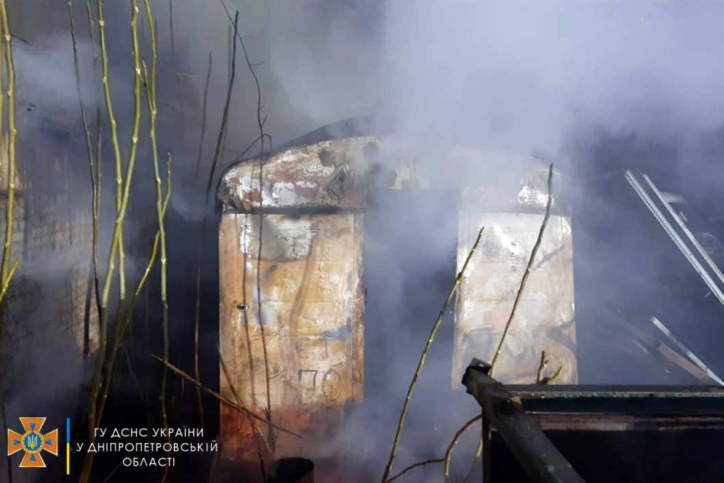 В Днепре пожар уничтожил имущество предприятия: сгорели три автомобиля - рис. 3