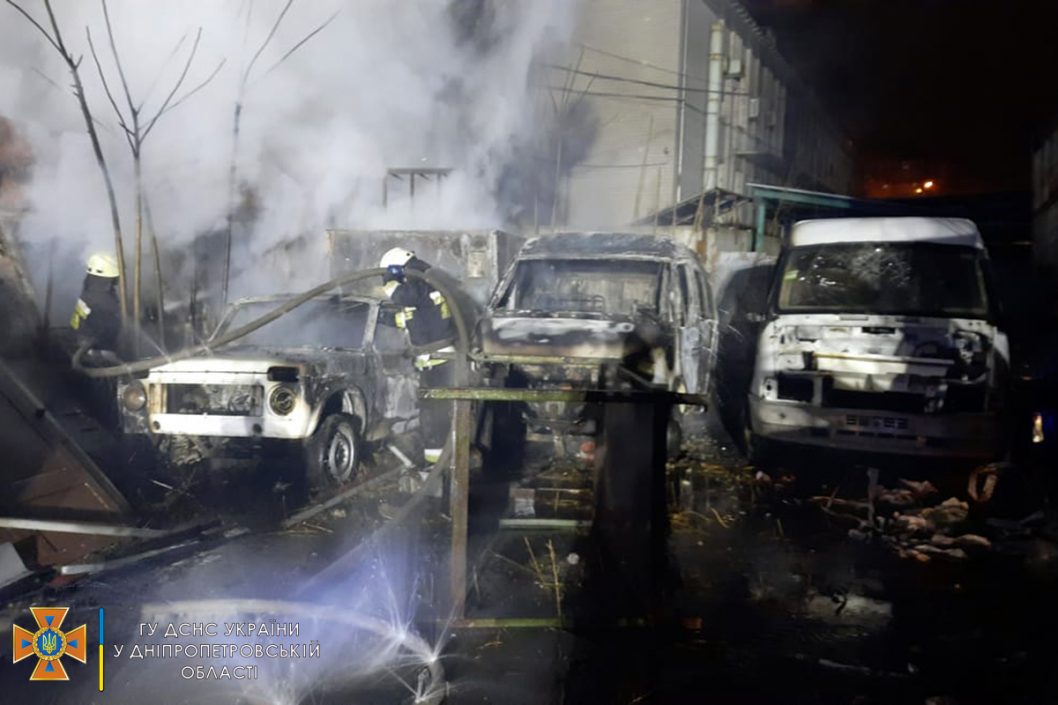 В Днепре пожар уничтожил имущество предприятия: сгорели три автомобиля - рис. 4