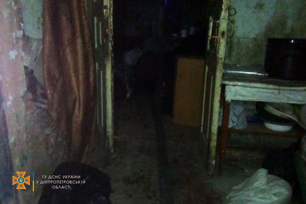 В Днепре во время пожара в частном доме пострадала женщина (Фото) - рис. 2