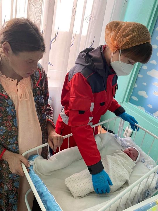 На Днепропетровщине женщина прямо в скорой родила 6-го ребенка - рис. 1