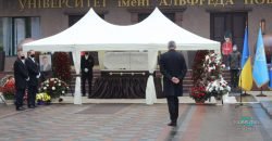 В Днепре проходят похороны президента университета Нобеля Бориса Холода (Фото) - рис. 3