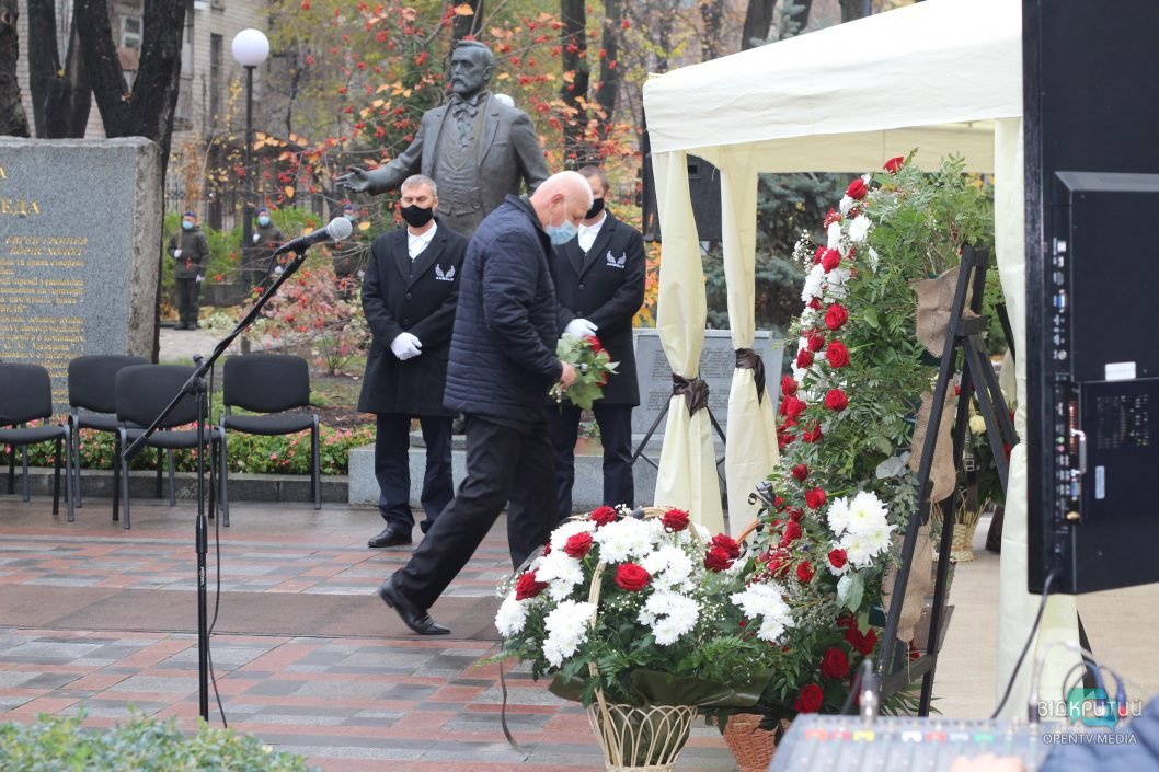 В Днепре проходят похороны президента университета Нобеля Бориса Холода (Фото) - рис. 9