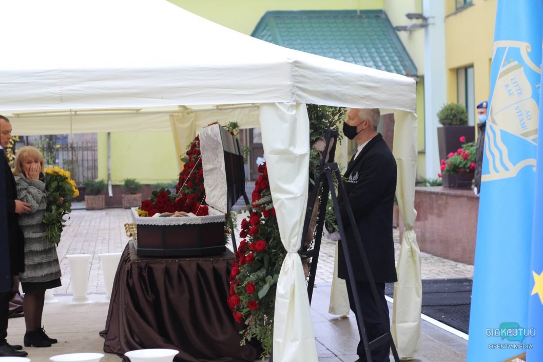 В Днепре проходят похороны президента университета Нобеля Бориса Холода (Фото) - рис. 10