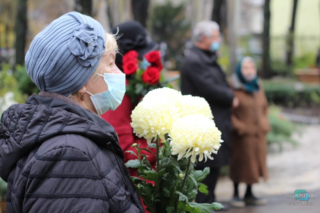 В Днепре проходят похороны президента университета Нобеля Бориса Холода (Фото) - рис. 17