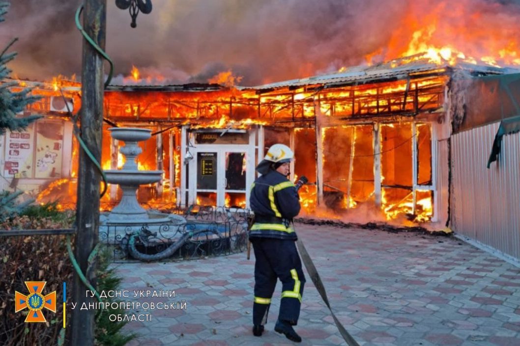 В Каменском сгорели магазин, кафе и склад секонд-хенда (Фото/Видео) - рис. 2