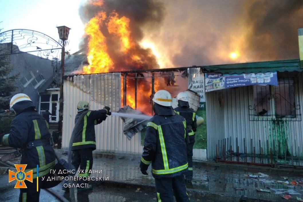 В Каменском сгорели магазин, кафе и склад секонд-хенда (Фото/Видео) - рис. 1