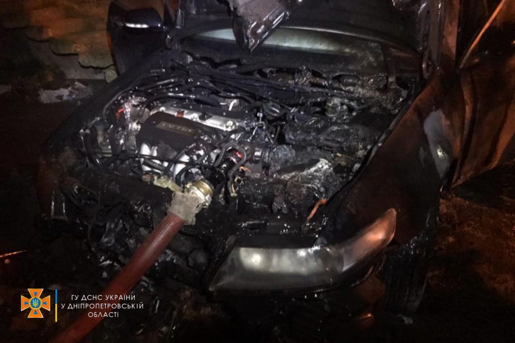 Сезон пожаров: в Кривом Роге сгорели сразу два легковых автомобиля (Фото) - рис. 3