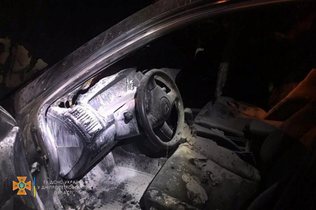 Сезон пожаров: в Кривом Роге сгорели сразу два легковых автомобиля (Фото) - рис. 4