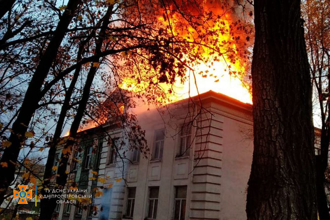 Тушили более четырех часов: в Кривом Роге сгорело здание заброшенной школы - рис. 2