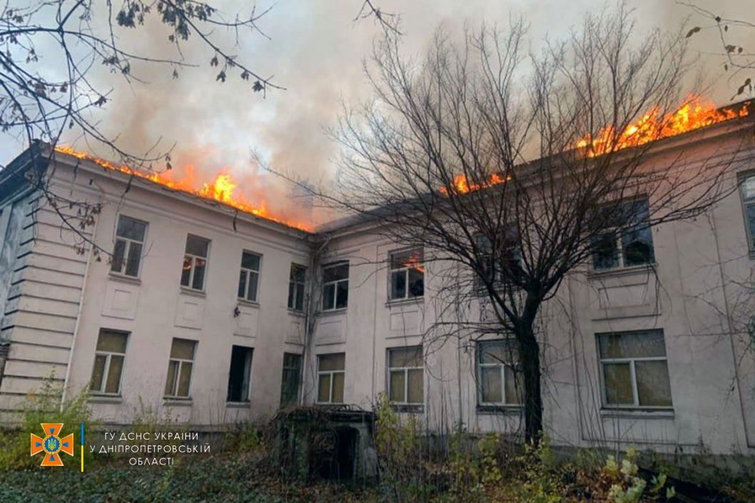 Тушили более четырех часов: в Кривом Роге сгорело здание заброшенной школы - рис. 3