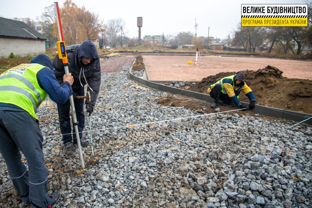 В Днепропетровской области строят новый школьный стадион - рис. 10