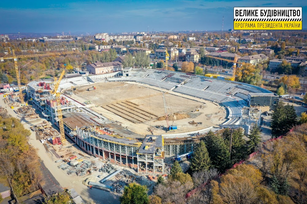 В Кривом Роге на стадионе «Металлург» создают гибридное футбольное поле (Фото) - рис. 17