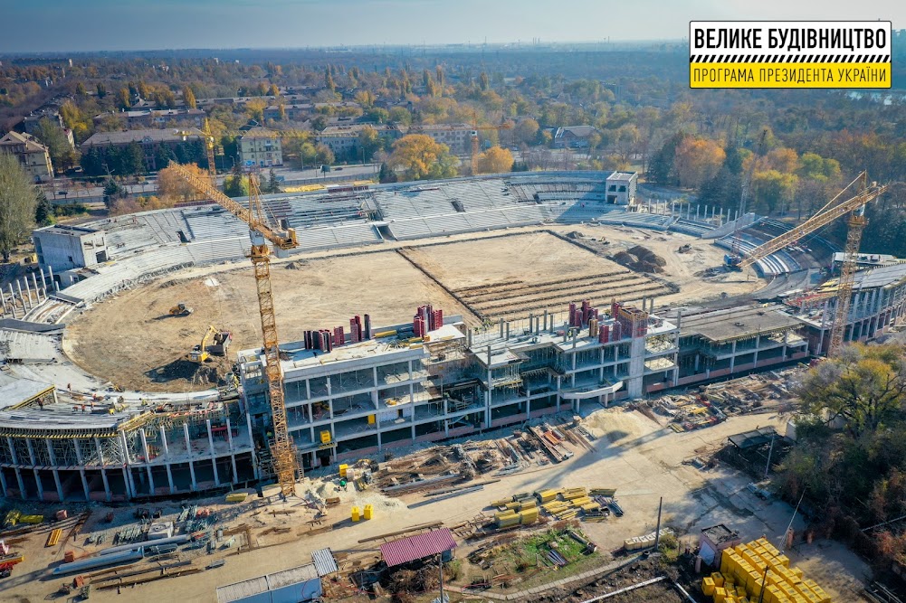 В Кривом Роге на стадионе «Металлург» создают гибридное футбольное поле (Фото) - рис. 1