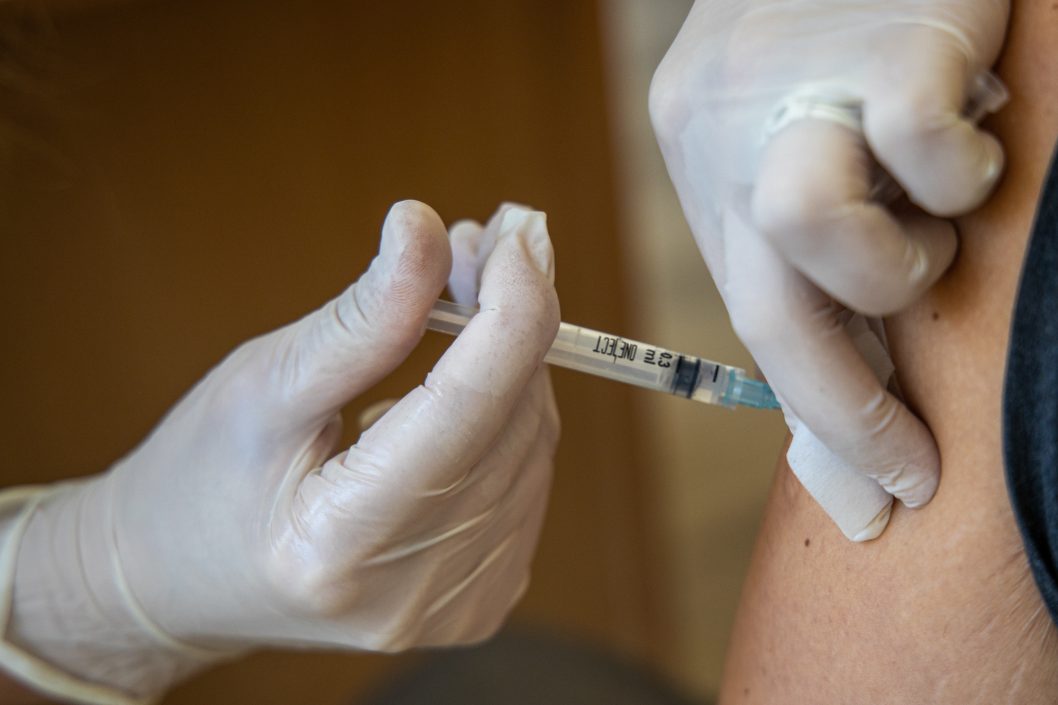 На Днепропетровщине продолжается вакцинация с выдачей Covid-сертификатов - рис. 2