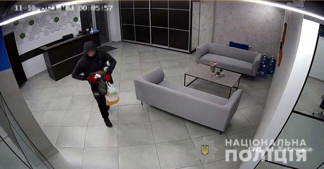 В Днепре за ограбление офиса задержали двух мужчин (Видео) - рис. 1