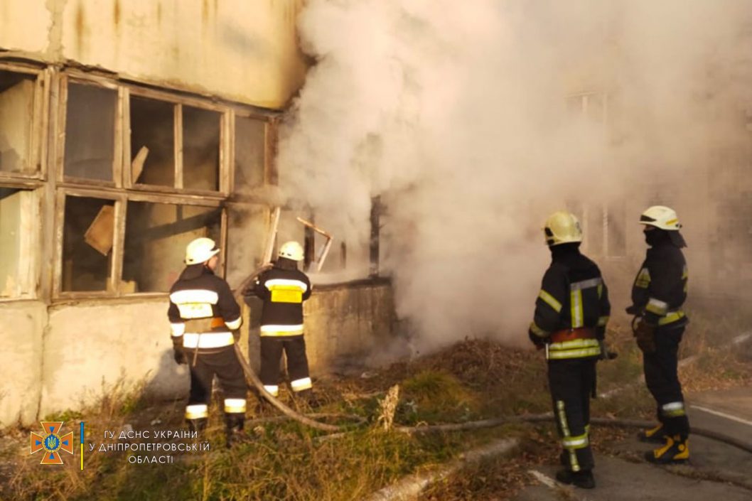В Днепре на проспекте Хмельницкого горело заброшенное здание (Фото) - рис. 3