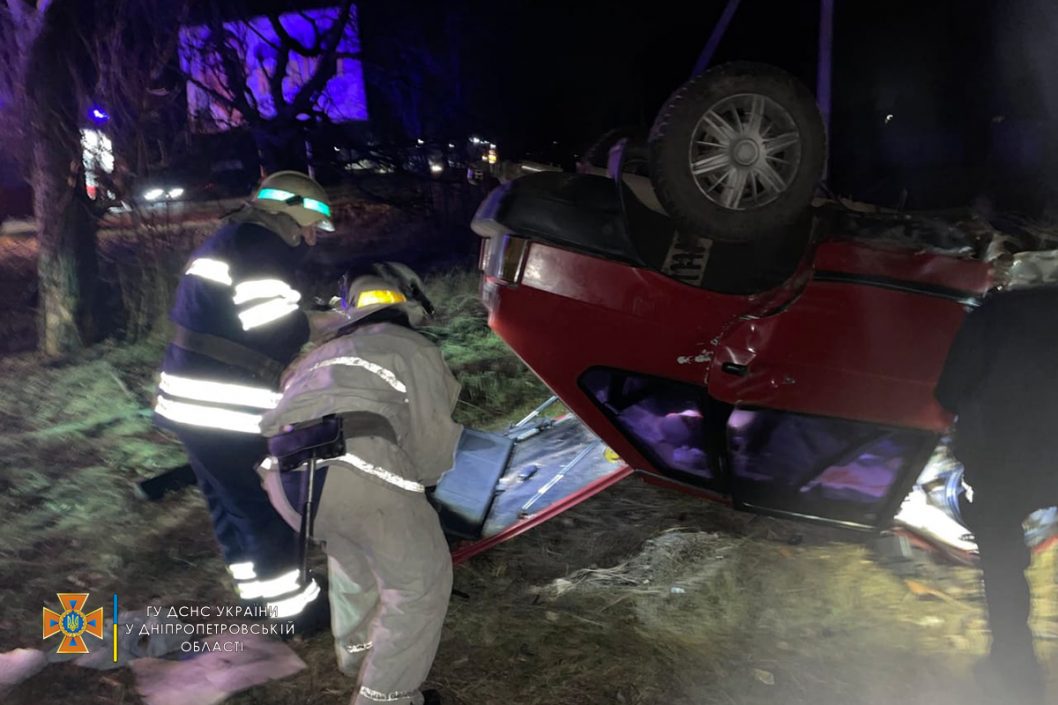 Ночное ДТП на Днепропетровщине: водителя доставали из разбитого авто - рис. 1