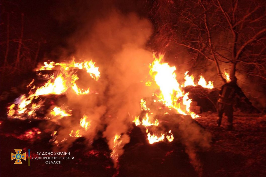 В Днепровском районе во время пожара сгорело 6 тонн соломы (Фото) - рис. 1