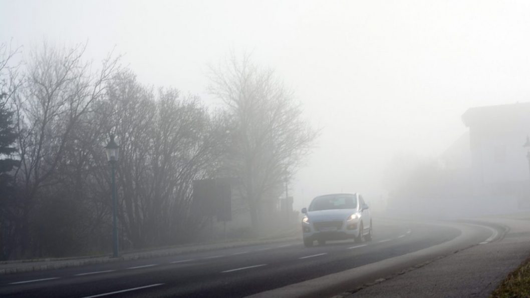 «Желтый» уровень погодной опасности: дороги Днепропетровщины накрыло густым туманом - рис. 1
