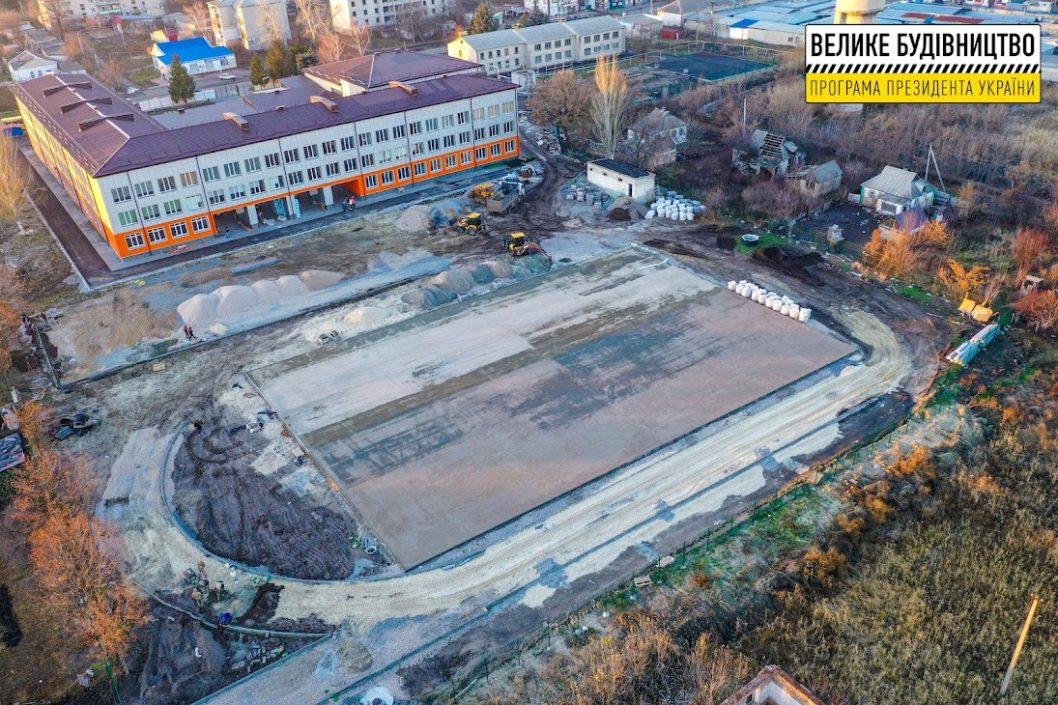 На Днепропетровщине начали реконструировать школьный стадион - рис. 8