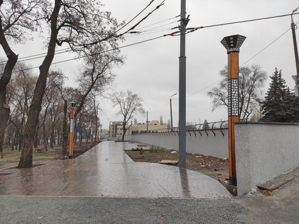 В Днепре в сквере Металлургов появились дизайнерские фонари (Фото) - рис. 2
