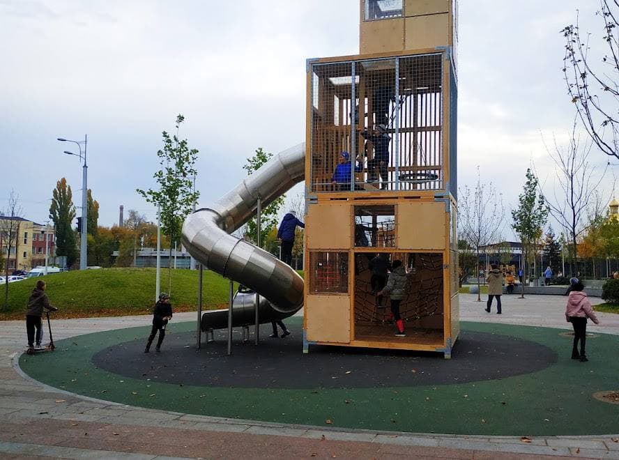 Изрисовали все: в Днепре вандалы изуродовали новый сквер - рис. 2