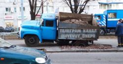 В Днепре грузовик коммунальной службы провалился под землю - рис. 2