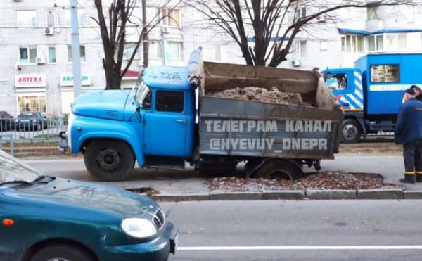 В Днепре грузовик коммунальной службы провалился под землю - рис. 1