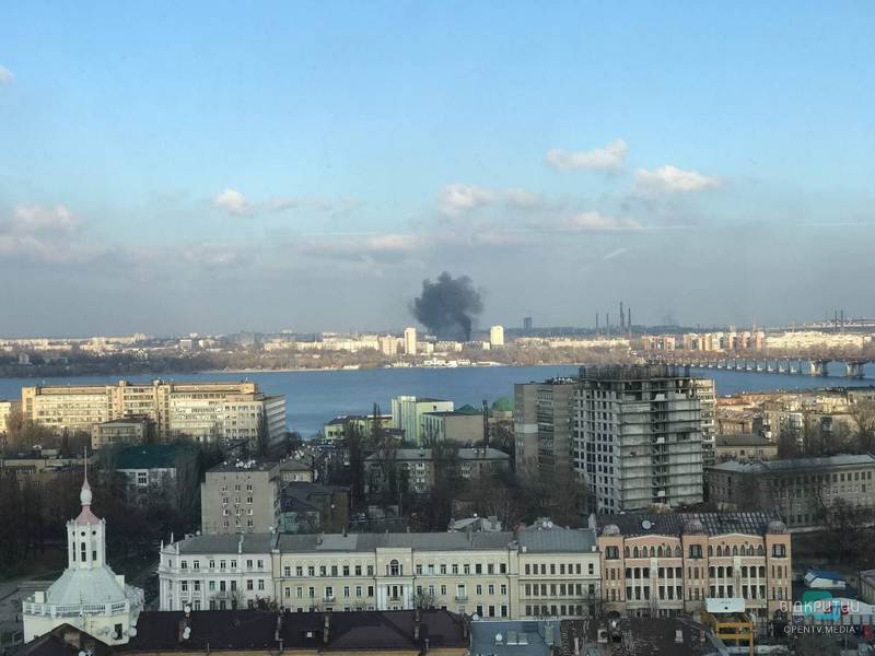 Дым виден отовсюду: на левом берегу Днепра горит крыша многоэтажки (Фото/Видео) - рис. 4