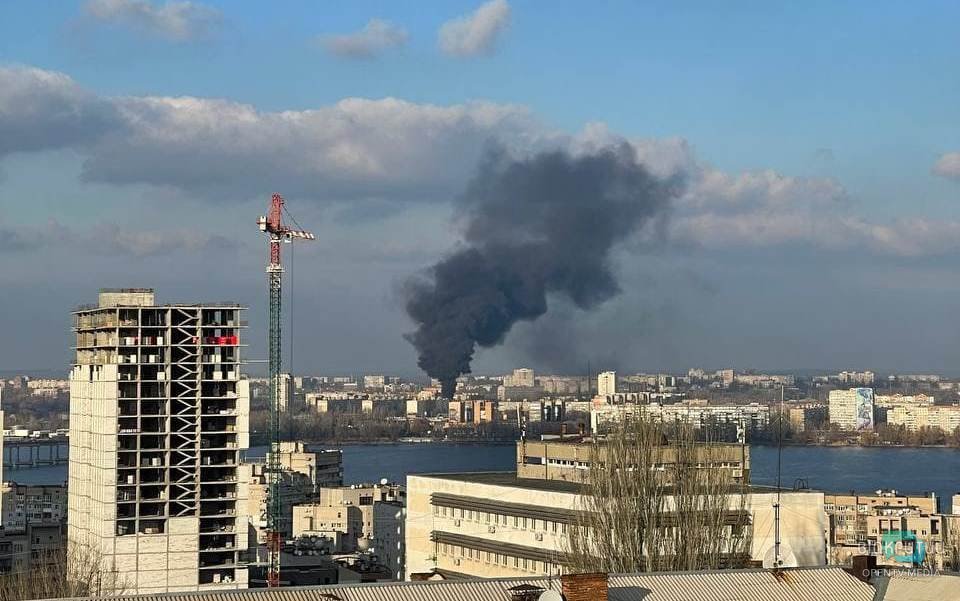 Дым виден отовсюду: на левом берегу Днепра горит крыша многоэтажки (Фото/Видео) - рис. 1
